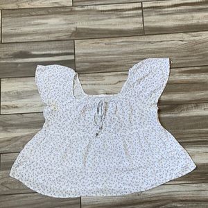 I’m selling a very cute and fashionable blouse from the brand Hippie rose.